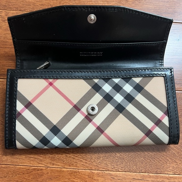 Original Burberry Cream and Black Wallets with Signature Style - Picture 3 of 4